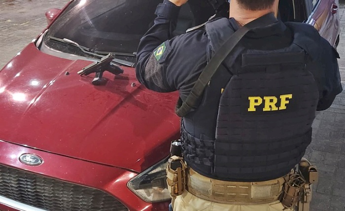 Homem preso, arma de fogo e munições apreendidas e veículo recuperado