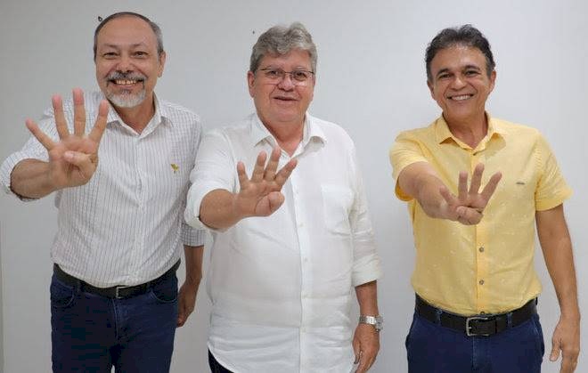 Agenda de reuniões com prefeitos e lideranças de várias regiões do Estado
