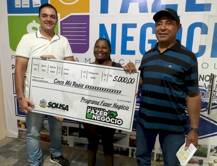 Entrega dos cheques aos beneficiados