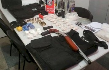 Polícia apreende arma de fogo, coletes balísticos e entorpecentes; veja 