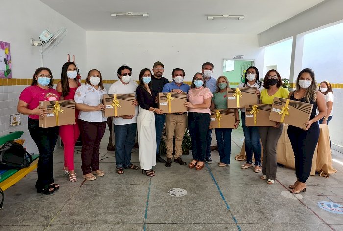 Prefeitura de Sousa inicia entrega de notebooks aos profissionais da Rede Municipal de Educação