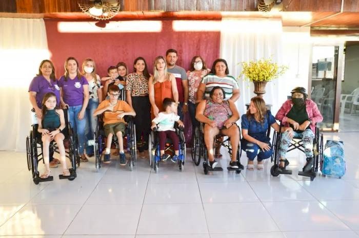 Entrega de cadeiras de rodas novas e equipamentos para pessoas com deficiência