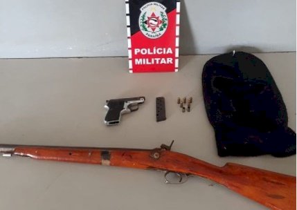 Armas de fogo são apreendidas pela polícia militar, após informações anônimas 