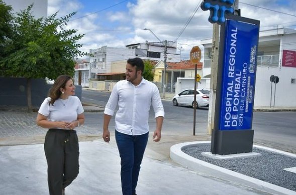 Pollyanna Dutra ao lado do filho, Pedro Feitosa em Pombal 