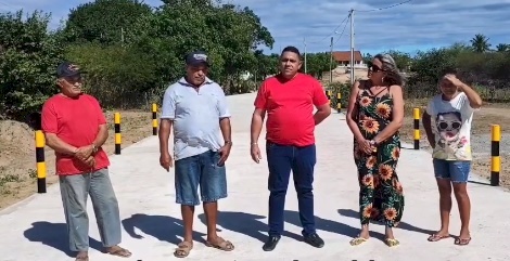 Prefeito de Aparecida visitando obra de construção do lajão do Assentamento Veneza 