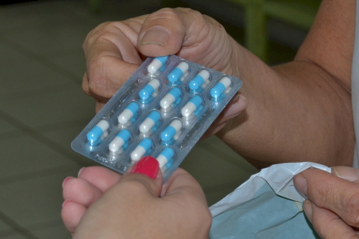 Medicamentos básicos, antibióticos e psicotrópicos na Farmácia Contêiner