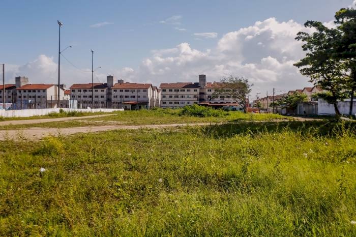 Obras de praça com equipamentos esportivos em Gramame