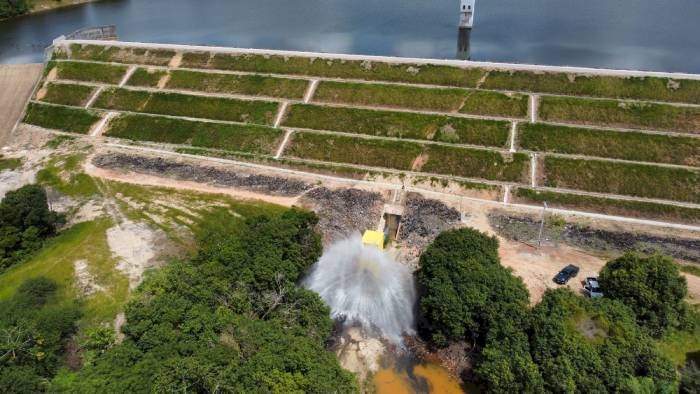A obra consistiu na intervenção total das estruturas hidromecânicas