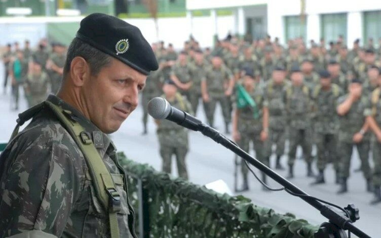 O general Tomás Miguel Miné Ribeiro Paiva, comandante militar do Sudeste, em discurso para a tropa