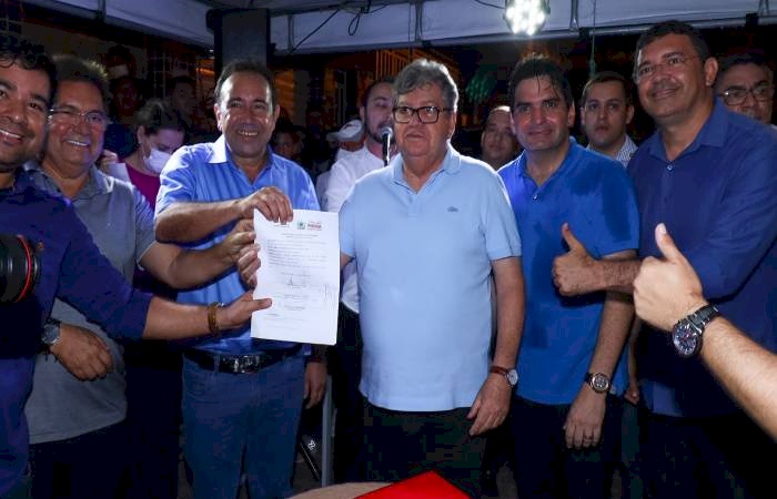 João Azevêdo em visita a Teixeira