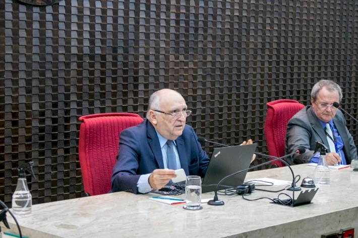 Conselheiro Nominando Diniz em plenário no TCE