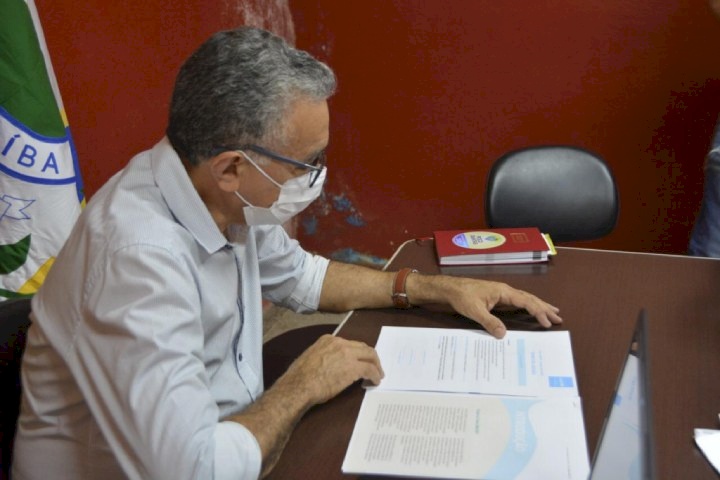 Prefeito Itamar Moreira em despachos administrativos no seu Gabinete