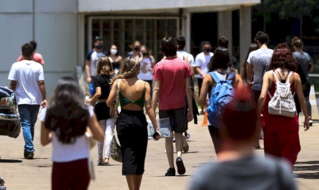 Estudantes realizam o Enem neste domingo
