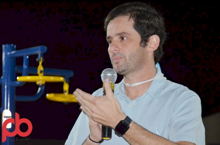 Ex-prefeito diz que em São Francisco ainda não houve “mudança”, falta “prioridade”, “governo perdido”, e acusa perseguição por “parasitas” do poder
