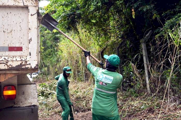 Agentes de limpeza recolhem entulhos
