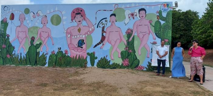 Mural especial com pintura inspirada na luta contra o câncer de mama