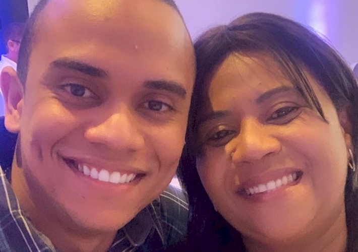 Juninho ao lado de sua mãe, Zilda