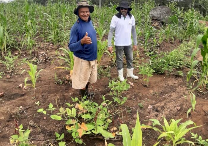 Cultivo de milho, feijão, gergelim e cria galinha de capoeira e investe na produção de melancia para melhorar a renda familiar