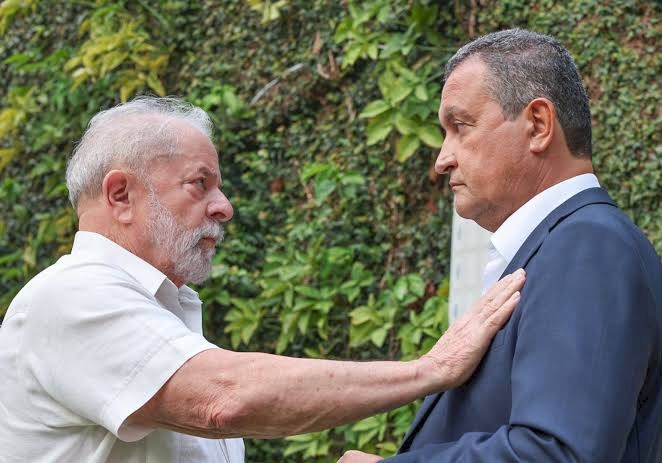 Peixoto enfrenta críticas da oposição e até mesmo do ex-governador baiano e padrinho político de Costa