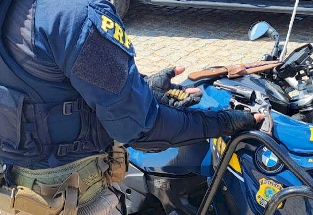 Apreensão de veículo adulterado, arma de fogo e arma branca