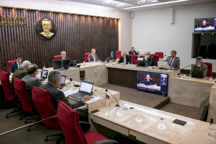  Conduzida pelo presidente Fernando Rodrigues Catão, a 2353ª sessão ordinária 
