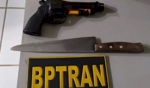 Simulacro e faca-peixeira apreendidos em ação policial em Bananeiras 