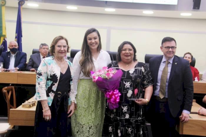 Troféu Mulher Cidadã à coordenadora das Delegacias da Mulher na Paraíba, Maísa Félix Ribeiro de Araújo