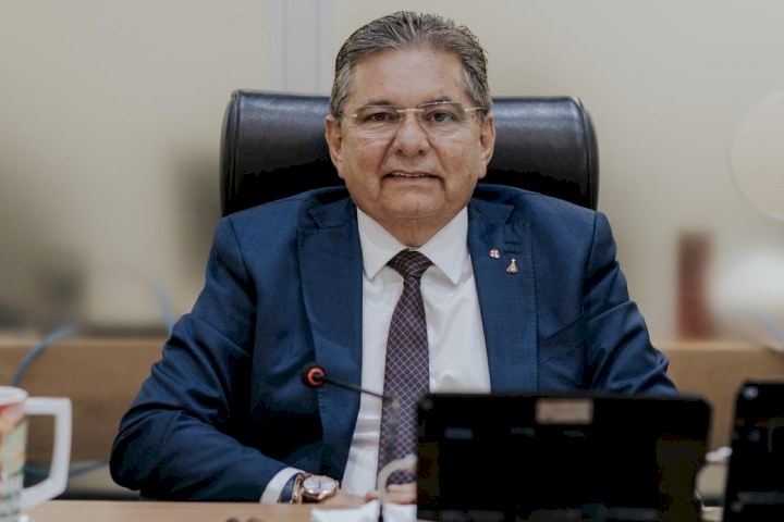 Presidente, Adriano Galdino