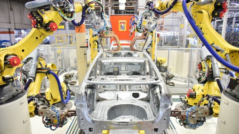 Fábrica de carro fechadas 