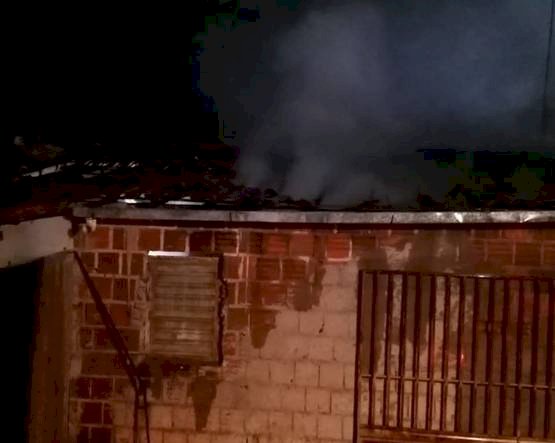 Corpo de Bombeiros é acionado para apagar incêndio em residência entre Marizópolis e Divinópolis