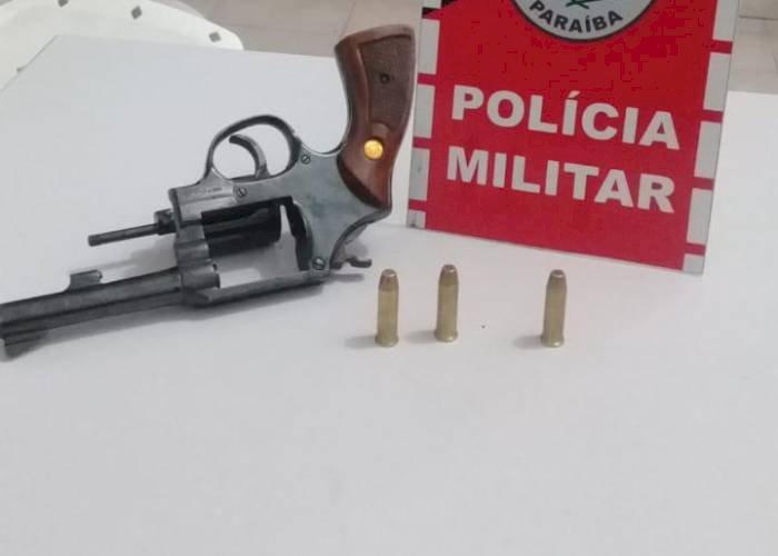 Policiais Militares prendem dupla com arma de fogo no Bairro Mutirão, em Sousa