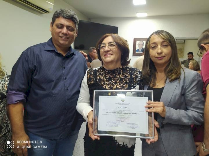 Dra. Antônia Gomes Abrantes Barbosa é filha do saudoso comerciante Nicácio Gomes dos Santos e D. Francisca Abrantes (D.Tatia Abrantes)