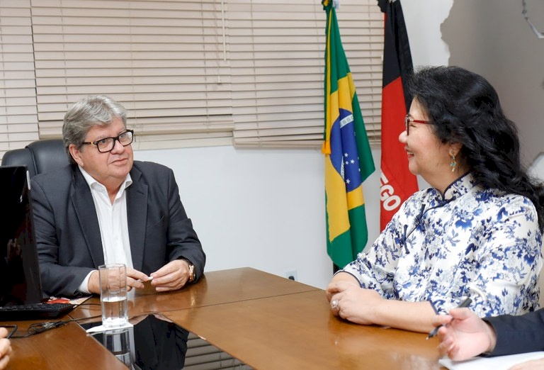 João Azevêdo apresenta potencialidades da Paraíba à cônsul da China no Nordeste