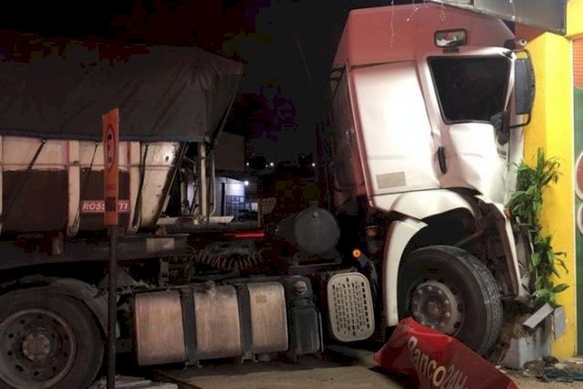 Caminhoneiro tem mal súbito e morre após colidir caminhão na BR-230
