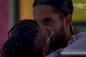 Casal se beijando