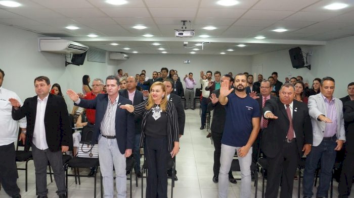 Entrega de carteiras profissionais e certificados a novos corretores de imóveis e empresas imobiliárias