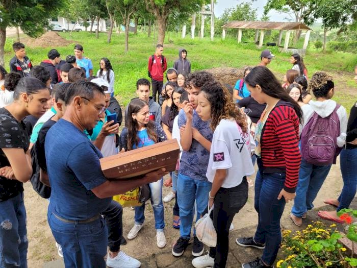 Alunos do Curso Técnico em Agroecologia da Escola Cidadã Integral Francisca Mariano da Rocha
