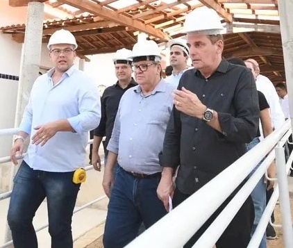 João Azevêdo, Chico Mendes e Bal Lins inspecionam reforma de escola em São José de Piranhas