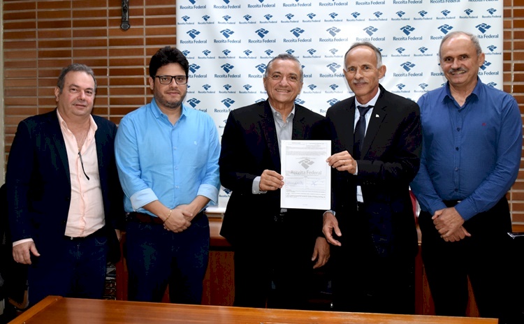 SEFAZ-PB recebe doação de um caminhão baú da Receita Federal do Brasil na Paraíba