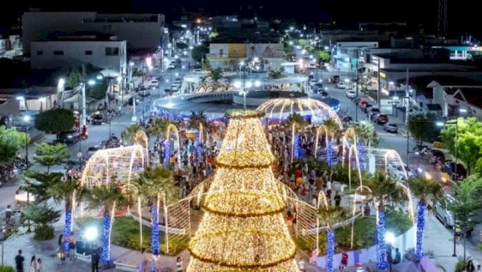 Decoração natalina Magia das Cores, na Praça Central de São José de Piranhas