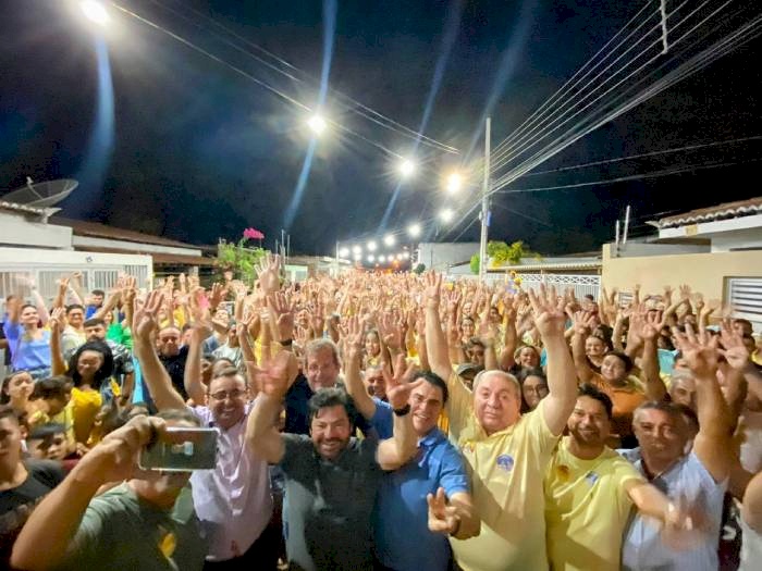 Wilson Santiago em evento na cidade de Sousa, ao lado de lideranças