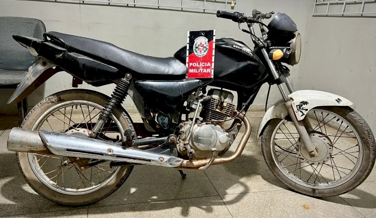 Motocicleta roubada recuperada pela polícia militar em Matureia 
