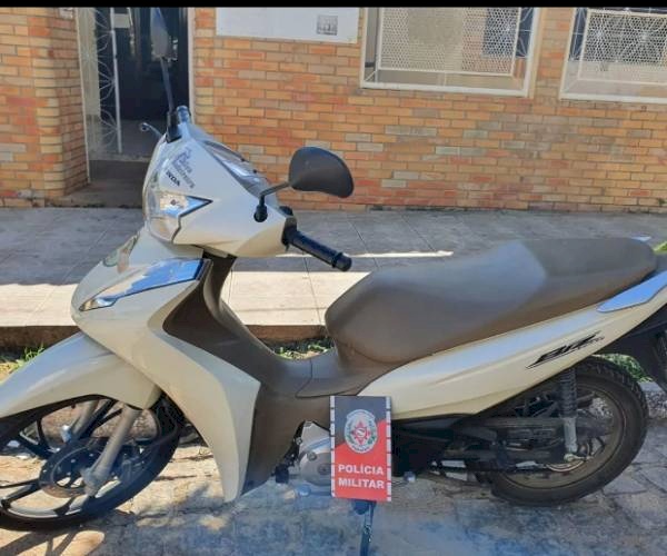 Motocicleta Honda Biz, de cor branca, recuperada pela PM