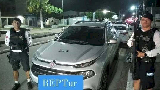 Carro recuperado pela Polícia Militar, logo após ser roubado