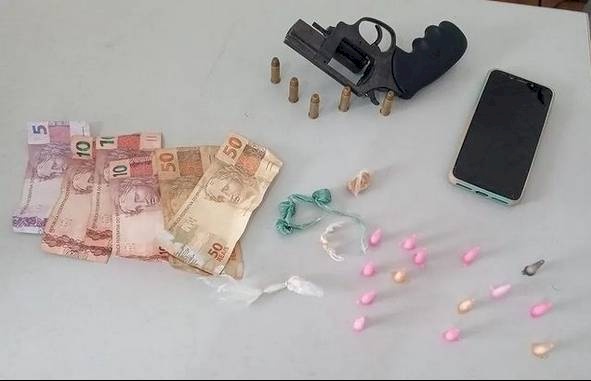 Prisão de suspeito com arma e drogas em Conde