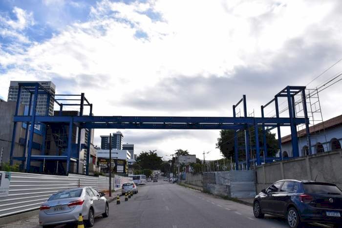 Passarela construída para ligar escolas do SESI e SENAI