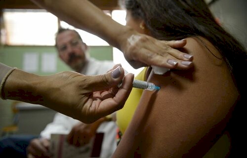 Segundo o Ministério da Saúde, o esquema tradicional de três doses da imunização será usado, independentemente da idade