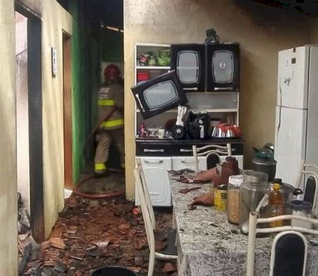 Corpo de Bombeiros é acionado para conter incêndio em residência, na cidade de Pombal 