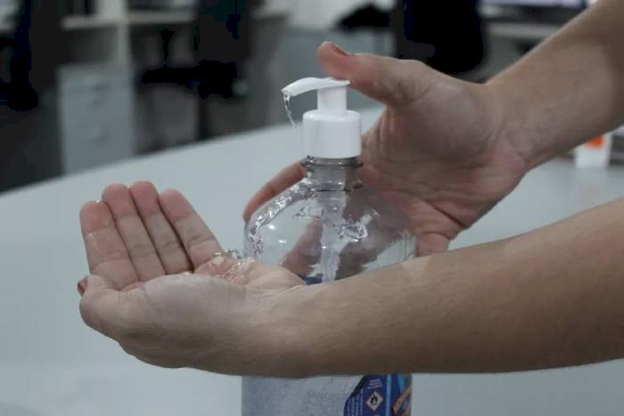 Venda livre e a doação de álcool etílico 70% na forma líquida