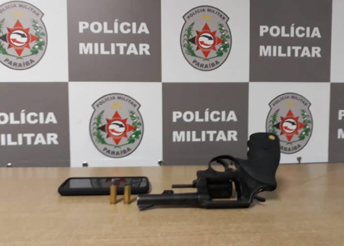Celular e arma de fogo